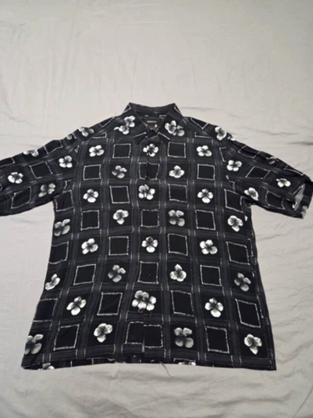 Claiborne Mens Short Sleeve Button Down Shirt Medium Black Floral Rayon Casual